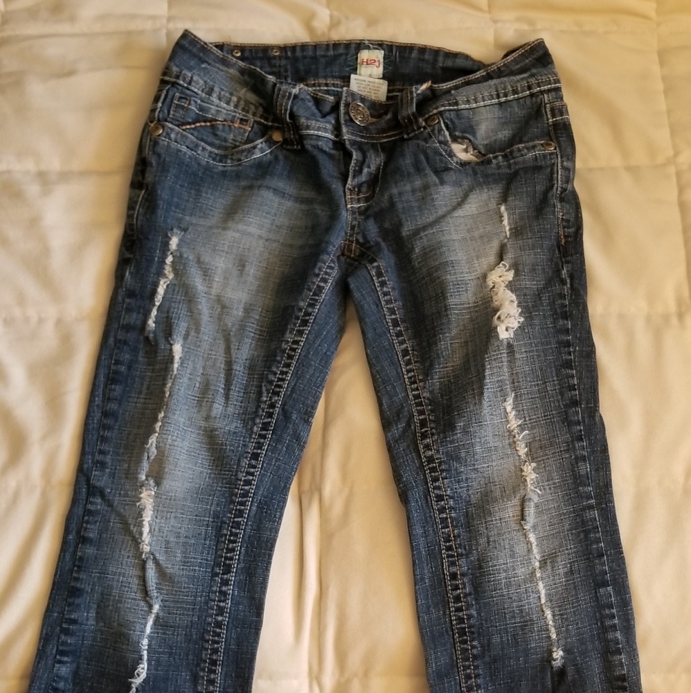 Capri jeans with holes